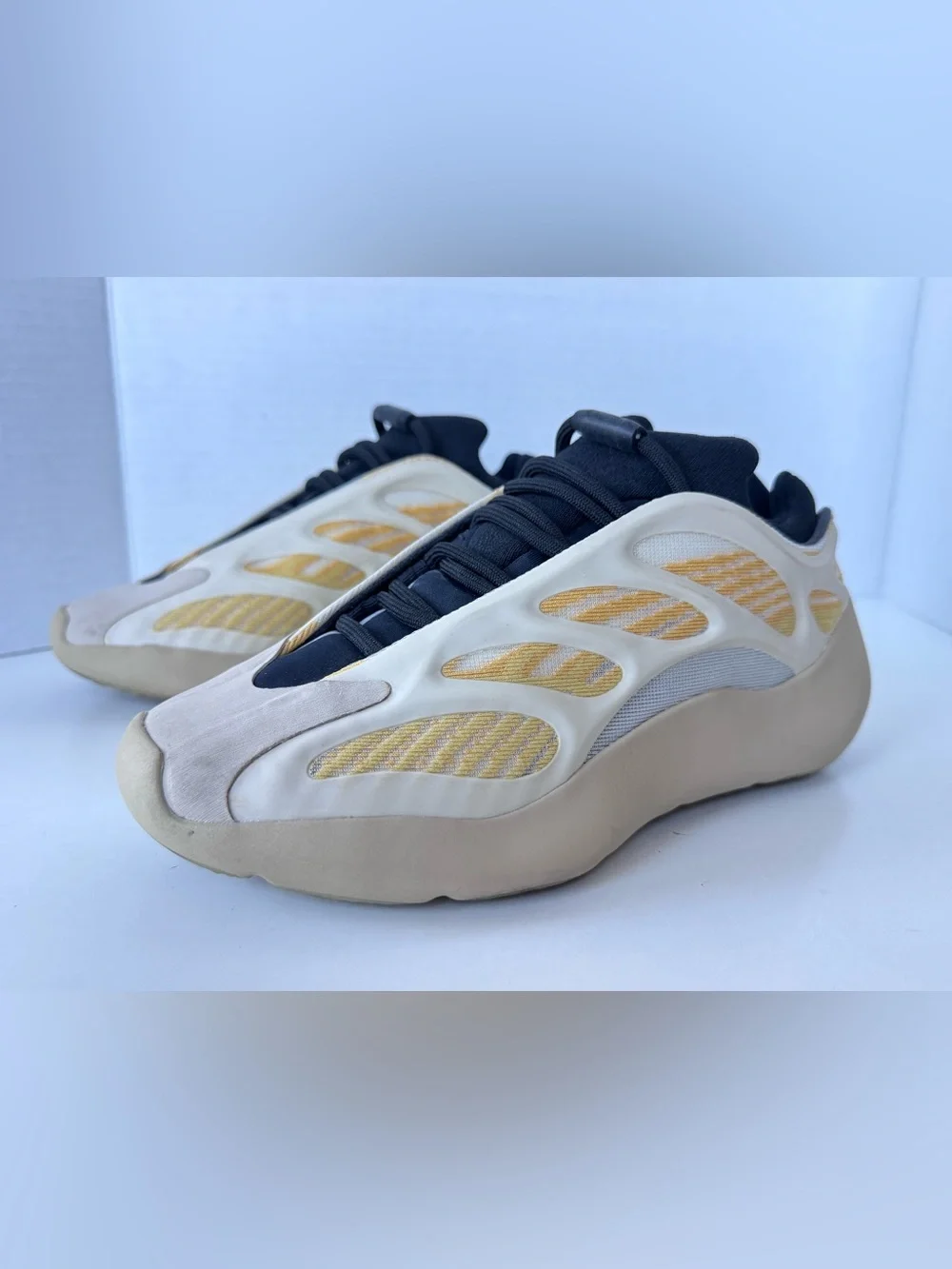 Yeezy adidas 700
